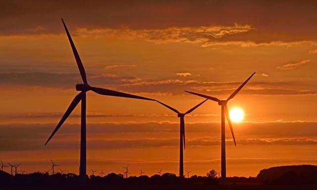 Winderrader bei Sonnenuntergang, Deutschland, Niedersachsen windwheels at sunset, Germany, Lower Saxony BLWS544322 Copy