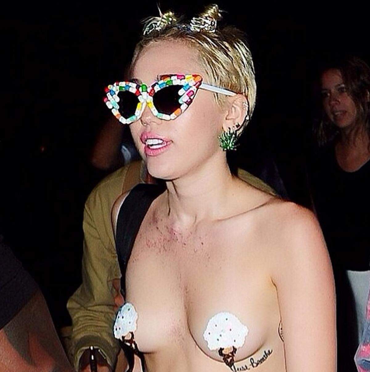 Miley Cyrus zeigt gerne Haut. Ob nackt im Video oder leicht bekleidet auf etlichen roten Teppichen. Bei der Aftershowparty von Designer Alexander Wang in New York setzte die 21-Jährige jetzt aber noch eines drauf.