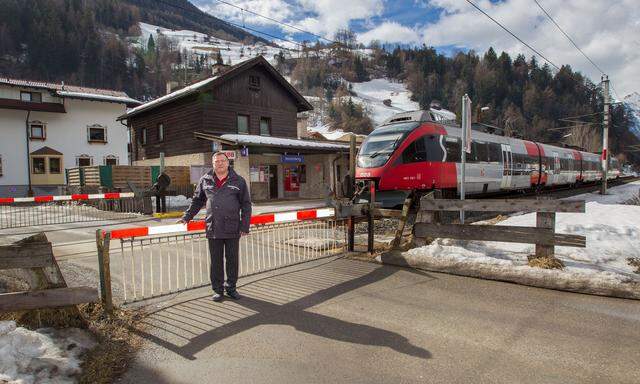 Vierzig bis fünfzig Mal pro Schicht schließt Werner Kammerdiener händisch den Schranken beim Bahnübergang in Imsterberg.