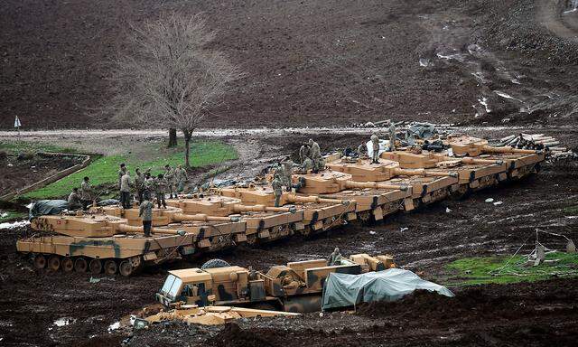 Leopard-2-Panzer aus Deutschland im Einsatz der türkischen Armee an der türkisch-syrischen Grenze.