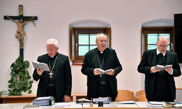  (v.l.) Franz Lackner, Kardinal Christoph Schönborn, Alois Schwarz  (v.l.) bei der Herbstvollversammlung der Österreichischen Bischofskonferenz im November