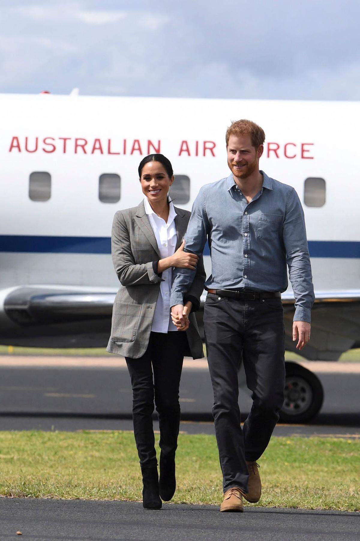 Nun zu den Outfitdetails: Herzogin Meghan trug für den entspannten Tag einen Blazer von Freundin und Tennisass Serenea Williams, dazu eine Bluse von Maison Kitsune, eine Hose des australischen Labels Outland Denim und Schuhe von J. Crew.