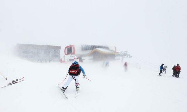 ÖSV-Läuferin Stefanie Köhle auf dem Weg zum Lift im verschneiten Val d'Isère