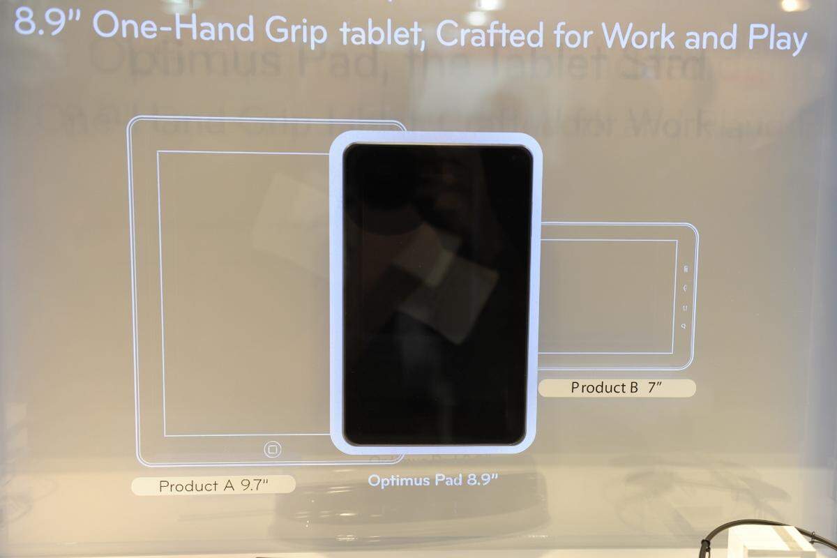 Da auch LG die Oberfläche nicht verändert hat, muss sich der Hersteller durch die Hardware differenzieren. Dabei setzt der Konzern auf die Maße seines Geräts. Nicht 10 Zoll wie das iPad und nicht 7 Zoll wie das Galaxy Tab seien optima, sondern vielmehr 8,9 Zoll. Was ein bisschen wie ein der Größenvergleich männlicher Geschlechtsorgane wirkt, macht in gewisser Hinsicht sogar Sinn.