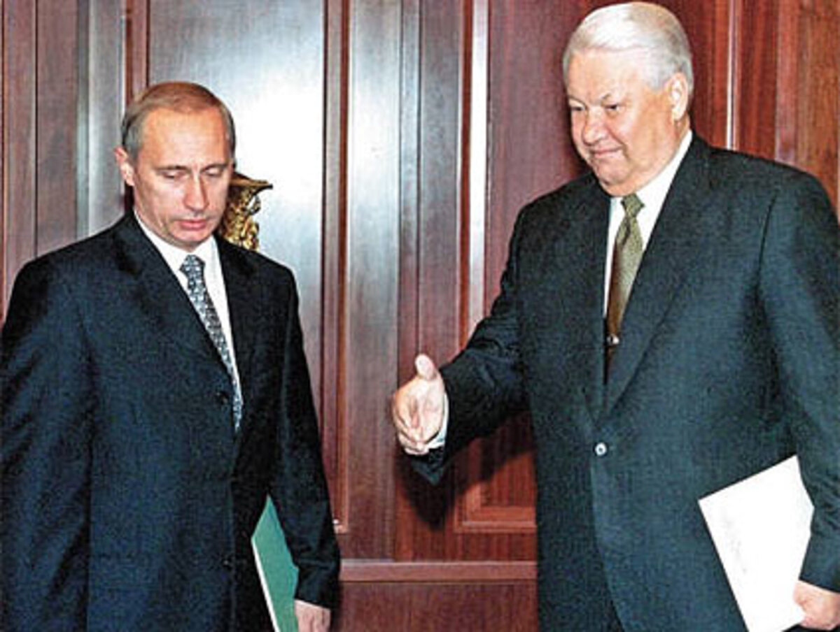 Nach dem Zerfall der Sowjetunion arbeitete Putin unter dem Reformer Anatoli Sobtschak im St. Petersburger Rathaus. Dann stieg er in Moskau innerhalb von drei Jahren vom Kreml-Beamten über die Leitung des Inlandsgeheimdienstes FSB bis zum Ministerpräsidenten auf. Jelzin machte ihn zu seinem Nachfolger.