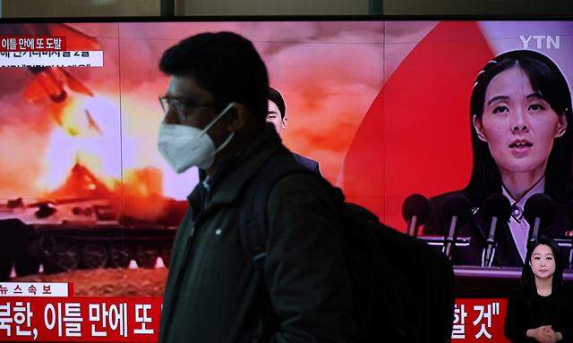 Ein Mann geht an einem Fernseher vorbei, der einen Nachrichtenbericht über Nordkorea ausstrahlt.