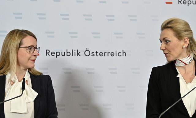 Wirtschaftsministerin Margarete Schramböck und Arbeitsministerin Christine Aschbacher (beide ÖVP) sagten mehr Geld für Kurzarbeit zu.