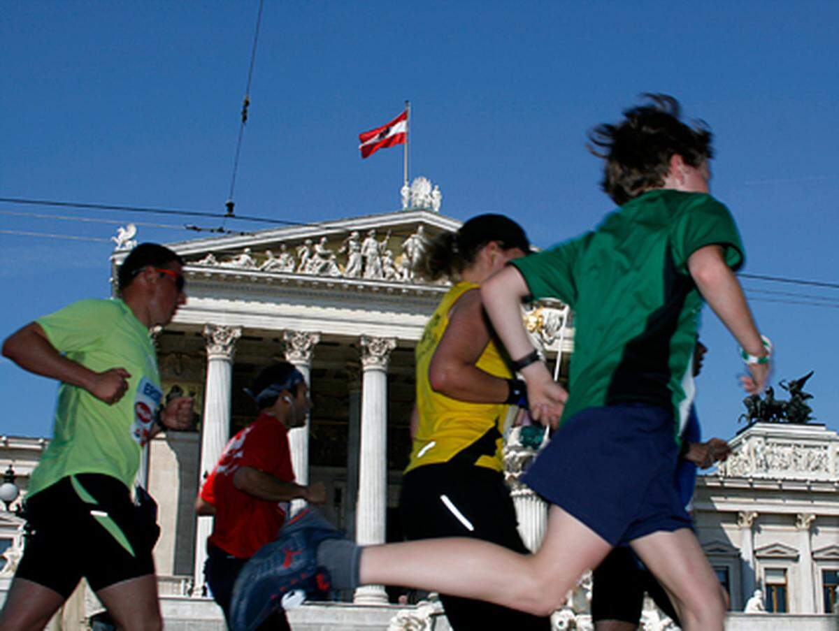 Etwas später vor dem Parlament: Die Läufer passieren das Herz der österreichischen Demokratie - und am Streckenrand ...