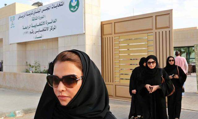 Wählerinnen bei der Abstimmung in Jeddah, der Heimatstadt von Neopolitikerin Lama al-Sulaiman. 