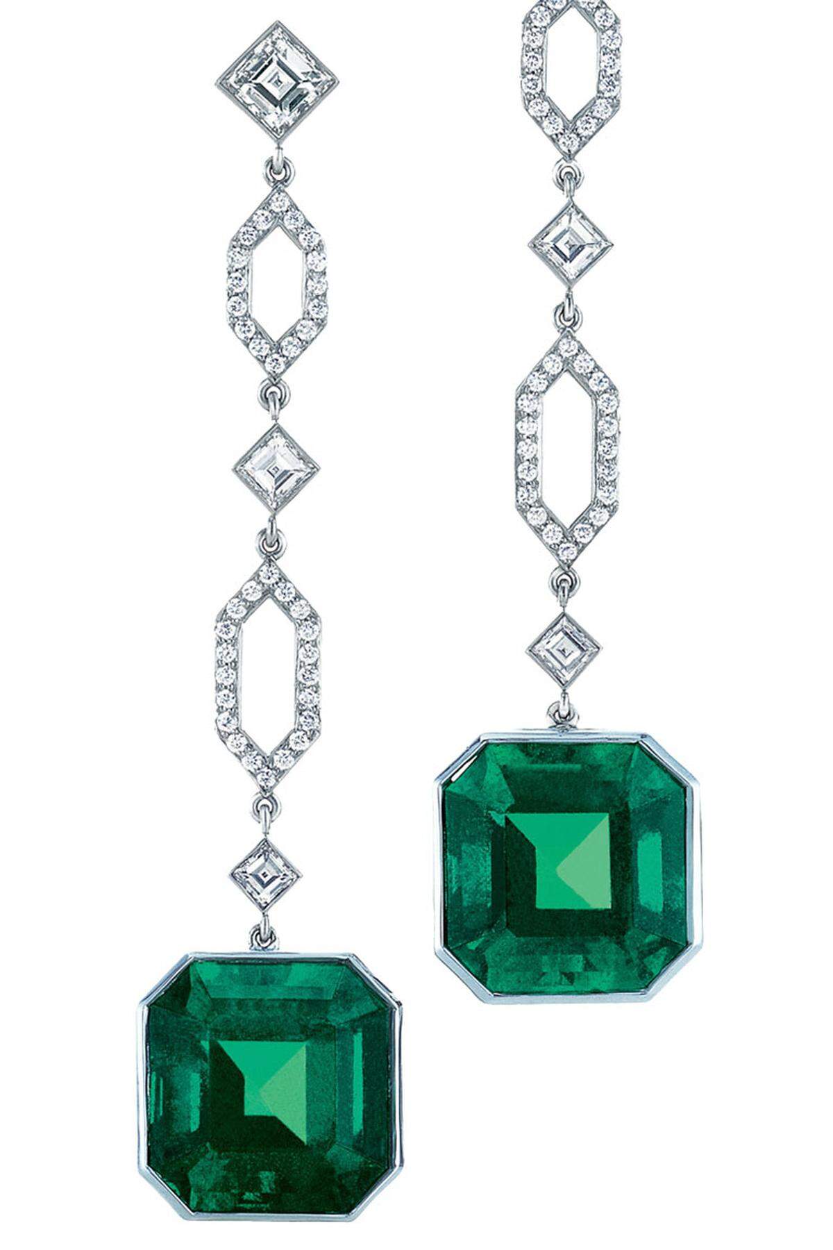 Bei Tiffany findet man, dass Smaragden die kantige Form gut steht. Die Form wiederholt man zur Sicherheit auch gleich bei den Diamanten.