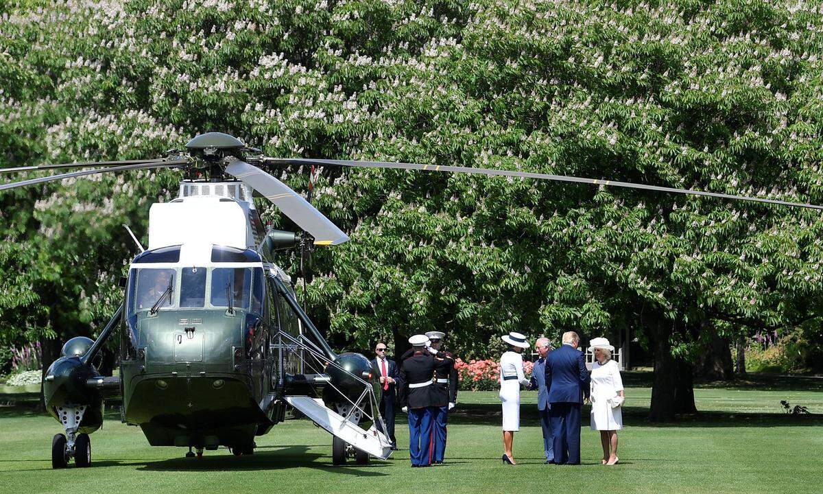 Hier nehmen Prinz Charles und seine zweite Ehefrau Camilla den hohen Besuch in Empfang. 82 Salutschüsse wurden zu Ehren von Trumps Staatsbesuch abgefeuert. Melanie Trump hat bereits ihr drittes Outfit angelegt.