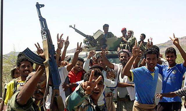 Archivbild: Stammeskämpfer jubeln über einen Sieg über die al-Qaida