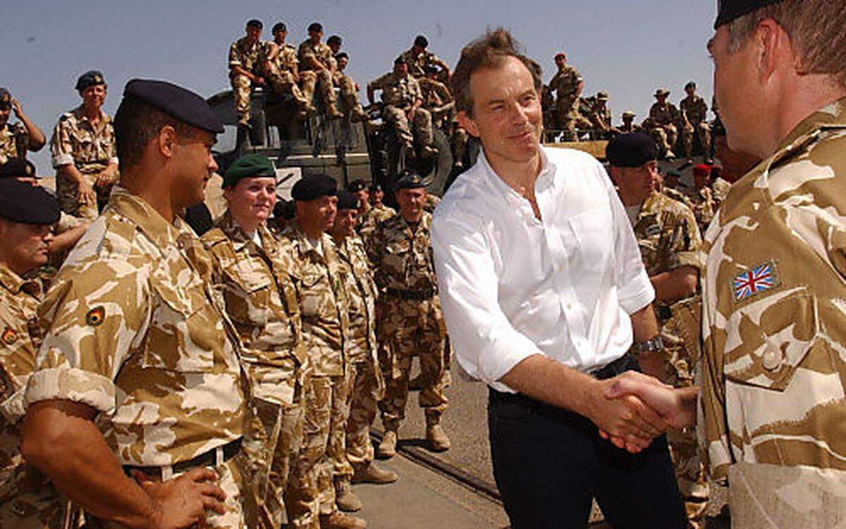 Untersucht wird in dem Bericht auch die Rolle des damaligen britischen Premiers Tony Blair (hier bei einem Truppenbesuch im Südirak 2003). Blair habe die Folgen der Irak-Invasion unterschätzt, heißt es in dem Report. Der Ex-Premier sieht sich in einer ersten Reaktion durch den Bericht jedoch "entlastet". Blair hatte von Anfang an die Politik der Bush-Regierung in Washington unterstützt, die auf einen Sturz des irakischen Diktators Saddam Hussein abzielte.