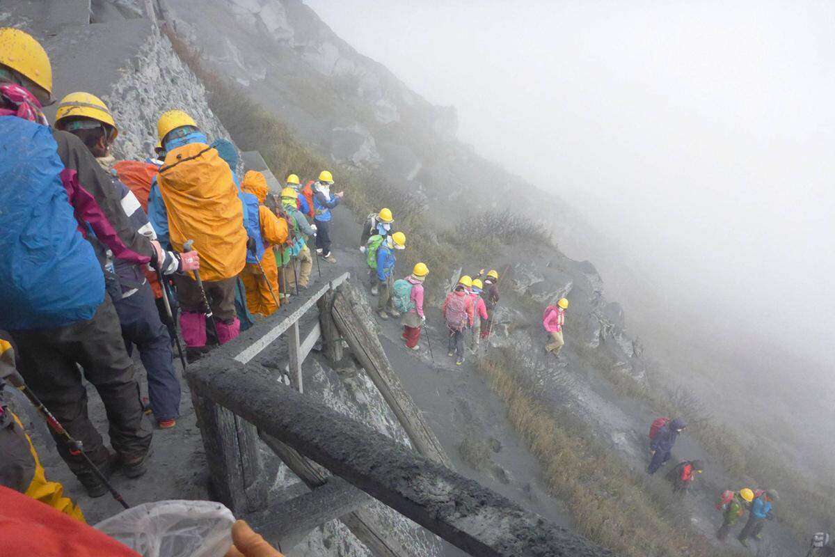 Etwa 250 Bergwanderer waren zum Zeitpunkt des Ausbruchs nahe dem Gipfel. Die meisten konnten noch am selben Tag herabsteigen.