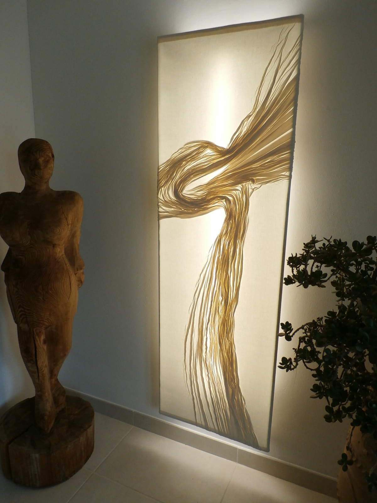 Skulptur und „Kleid aus Licht“