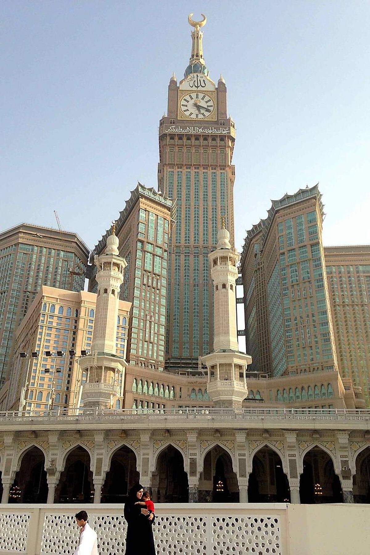 Von 2011 bis zur Fertigstellung des Shanghai Tower war das "Mecca Royal Clock Tower Hotel" (Bildmitte) das zweithöchste Gebäude der Welt - mit 601 Metern Höhe und 120 Etage. Heute ist es das dritthöchste Haus. Der Turm ist Teil des "Abraj Al Bait Towers"-Ensemble im saudi-arabischen Pilgerort Mekka - und steht dabei direkt neben der Heiligen Moschee. Von den Architekten "Dar al-Handasah Shair &amp; Partners" geplant, soll das Haus vor allem die vielen Pilger aufnehmen - die Nutzfläche von einer Million Quadratmetern hilft dabei. 30.000 Menschen können in dem Hotel bei Vollbelegung bleiben.