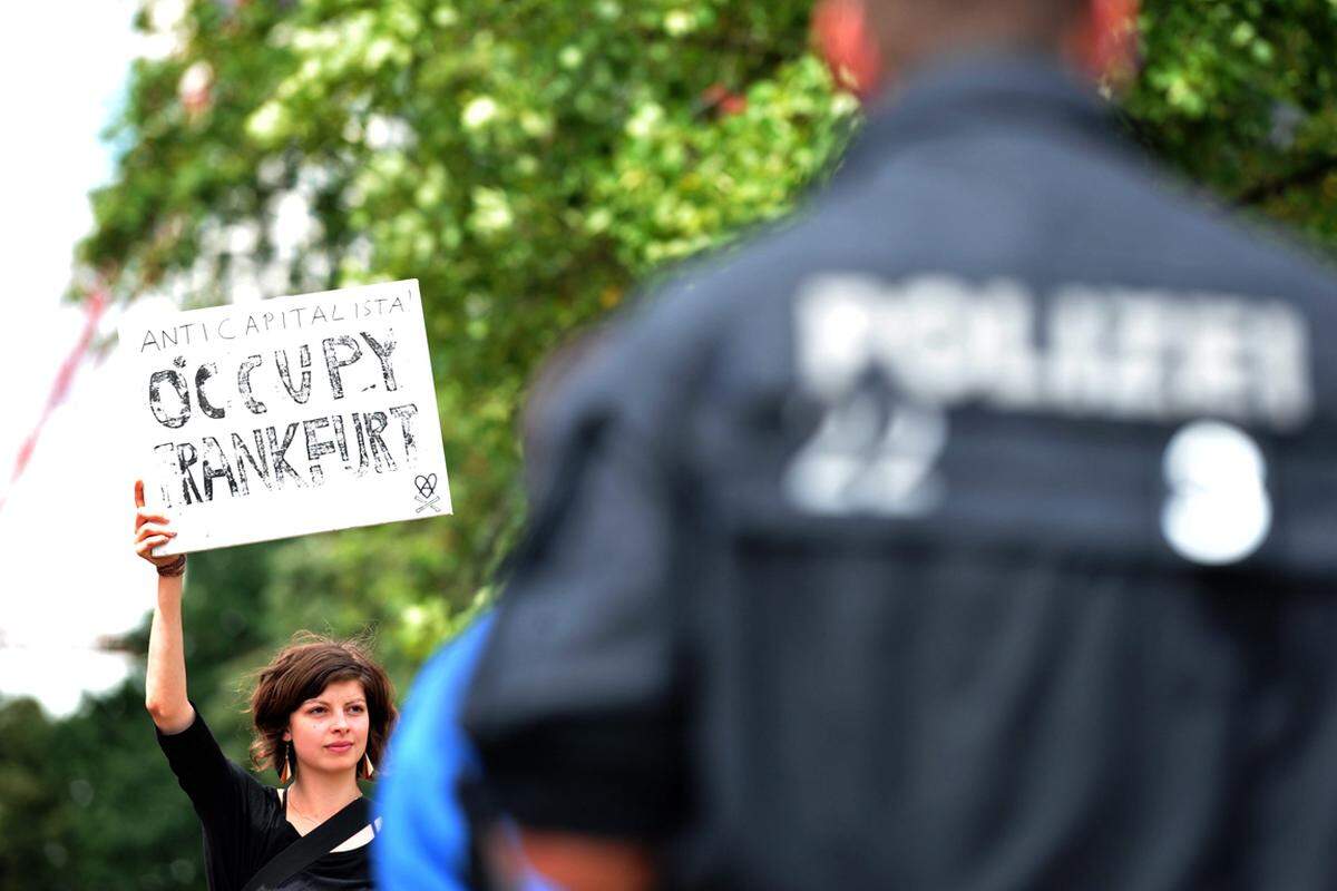 ... Occupy-Camps seien "eine wichtige Form des Protests gegen die zerstörerische Europapolitik der Bundesregierung, gegen die europaweite Zerstörung des Sozialstaats zur Finanzierung von Bankverlusten."
