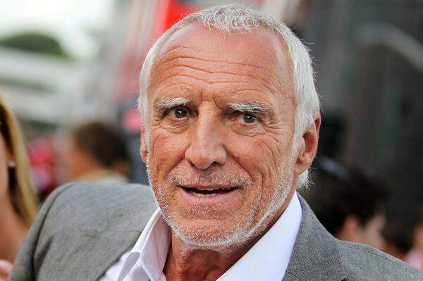 Dietrich Mateschitz, den Gründer von Red Bull, muss man in Österreich eigentlich nicht mehr vorstellen. Fast jeder kennt den 12,47 Milliarden Euro schweren Self-Made-Milliardär, der einen der erfolgreichsten Getränkekonzerne der Welt aufgebaut hat. Über sein Privatleben ist allerdings wenig bekannt, wie viele andere Superreiche gilt er als öffentlichkeitsscheu. 