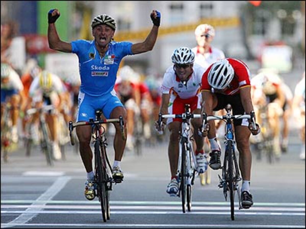 24. SeptemberTopfavorit Paolo Bettini triumphiert bei der Rad-WM in Salzburg im Straßenrennen. Der Olympiasieger aus Italien setzt sich nach 265 Kilometern im Sprint einer großen Gruppe vor dem Deutschen Erik Zabel sowie dem Spanier Alejandro Valverde durch. Als bester Österreicher landet der Steirer Bernhard Eisel vor 150.000 Zuschauern auf dem elften Rang. Den Zeitfahr-Titel sichert sich der Schweizer Fabian Cancellara.