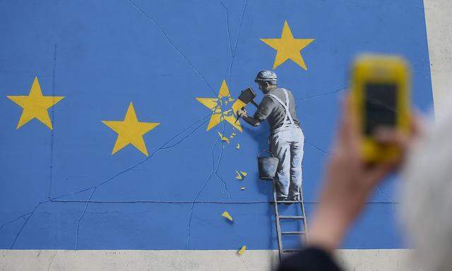 Dieses Werk hinterließ Banksy erst im Mai: eine Europaflagge, aus der ein Arbeiter einen Stern herausmeißelt.