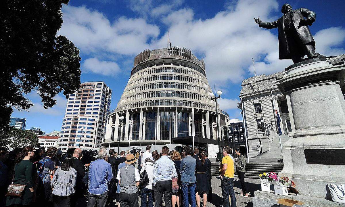 Archivbild: Menschen bei der Übergabe einer Petition gegen halbautomatische Waffen vor dem neuseeländischen Parlament in Wellington.