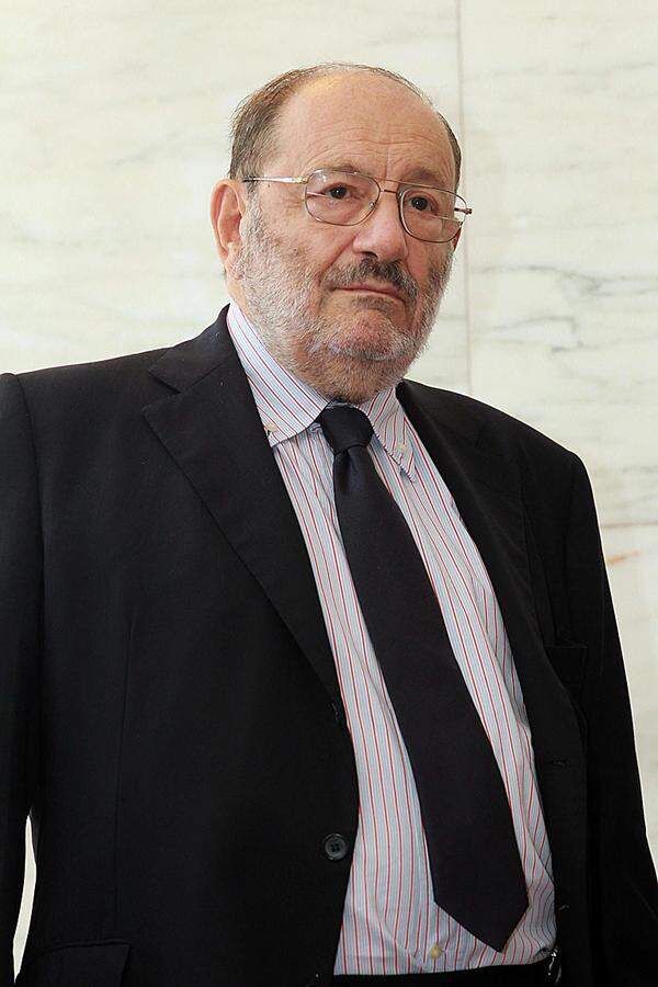 Umberto Eco (geb. 1932) war in den vergangenen Jahren eher auf unteren Plätzen der Favoritenliste zu finden, heuer war der Italiener mit einer Quote von 25:1 wieder aufgerückt. Weltberühmt wurde er mit dem Mittelalter-Klosterkrimi "Der Name der Rose", der auch verfilmt wurde. Daneben machte sich Eco als Kulturwissenschaftler einen Namen.