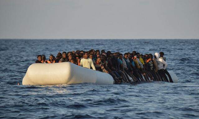 Symbolbild: Flüchtlinge in einem Schlauchboot 