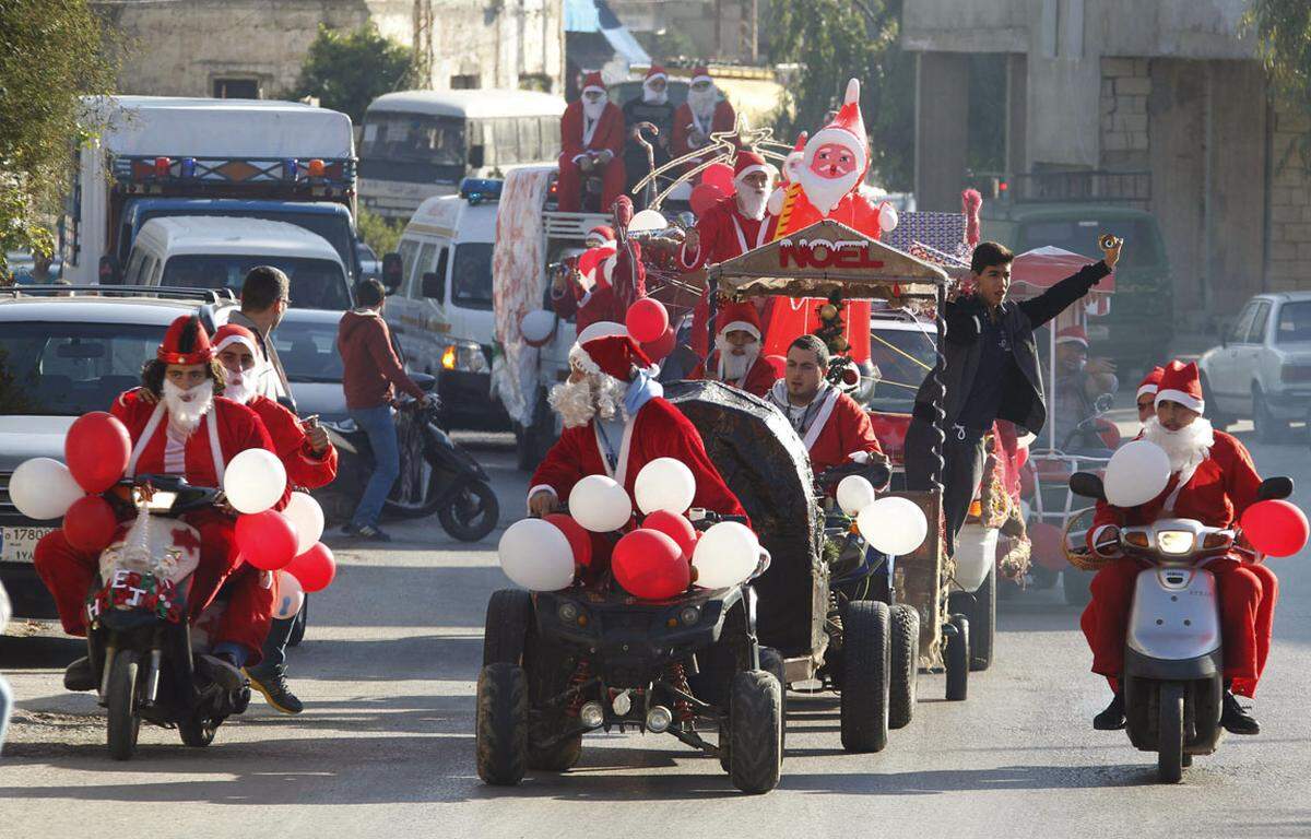Libanesische Weihnachtsmänner im Süden Beiruts.