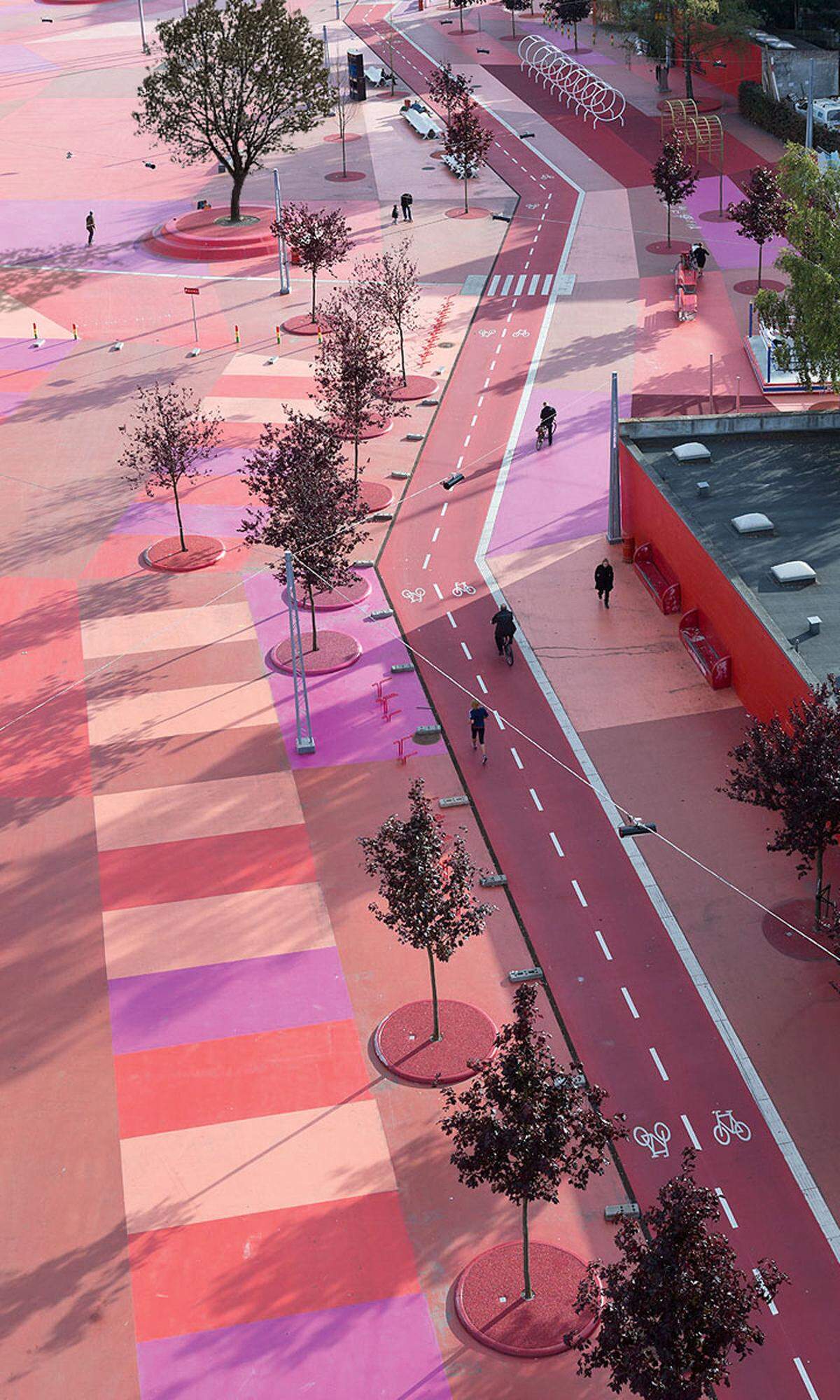 Kopenhagen. Rot, schwarz, grün: Superkilen ist Park, Platz und Verkehrsweg – zumindest für Fußgänger und Radfahrer, gestaltet vom Büro BIG.