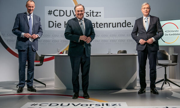 Europas mächtigste Volkspartei kürt heute einen katholischen Juristen aus dem Westen, aus Nordrhein-Westfalen, zum Chef. Die Frage ist nur: welchen der drei Bewerber?