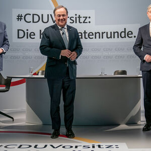 Europas mächtigste Volkspartei kürt heute einen katholischen Juristen aus dem Westen, aus Nordrhein-Westfalen, zum Chef. Die Frage ist nur: welchen der drei Bewerber?