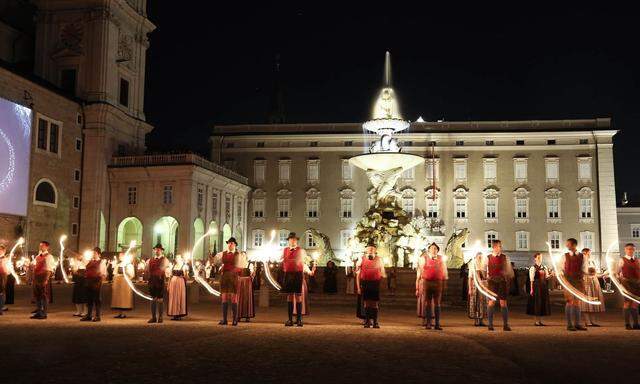 Der Fackeltanz feiert sein 70-Jahr-Jubiläum – 70 Tanzpaare werden heuer Figuren in die Nacht malen.  