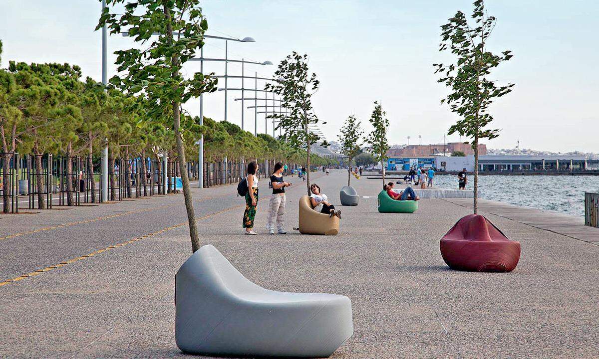 Möbel. Aus lokalem Plastik für die lokale Community in Thessaloniki.
