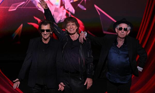 Die Rolling Stones (Ron Wood, Mick Jagger, Keith Richards) bei der Live-Präsentation in der 1901 errichteten Music Hall „Hackney Empire“.