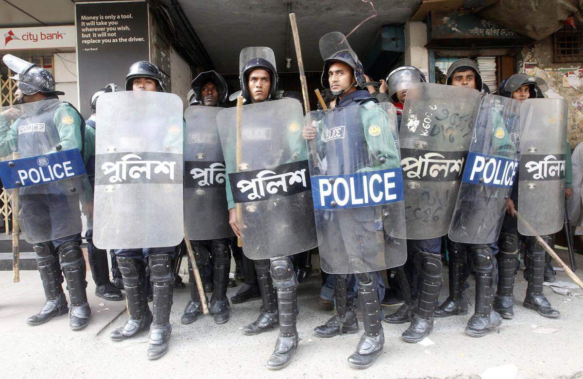 In den Städten Dhaka und Chittagong ging die Polizei mit Schlagstöcken gegen Investoren vor, die vor den Börsen Autos in Brand steckten.