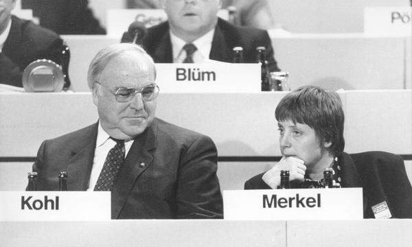 Die deutsche Bundeskanzlerin Angela Merkel hat den verstorbenen Altkanzler Helmut Kohl (beide CDU) als "Glücksfall für uns Deutsche" gewürdigt. Die in Ostdeutschland aufgewachsene Kanzlerin hob auch ihre ganz persönliche Verbundenheit mit seinem Wirken hervor: "Helmut Kohl hat auch meinen Lebensweg entscheidend verändert", sagte sie am Abend in Rom. Dort wird sie am Samstag von Papst Franziskus im Vatikan empfangen. Kohl war am Morgen im Alter von 87 Jahren gestorben.