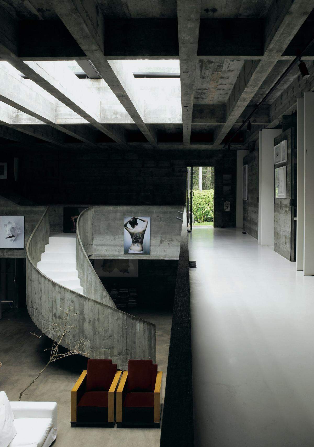 Der kantige Betonblock des Millan Hauses in Sao Paulo ist in eine Hanglage hineingebaut. Paulo Mendes da Rocha hat es 1970 für den Kunsthändler Fernando Millan entworfen.