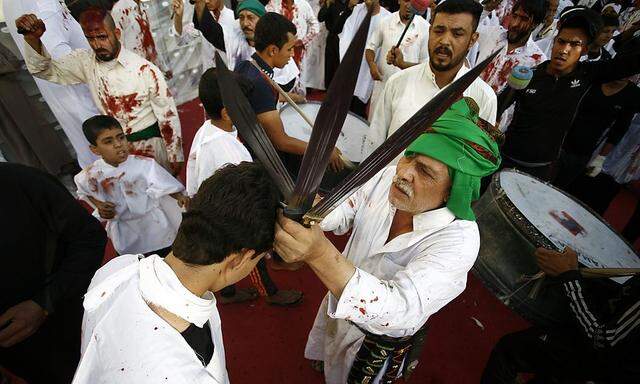Das Ashura-Fest (hier in Najaf, Irak) ist auch ein blutiges Ritual.