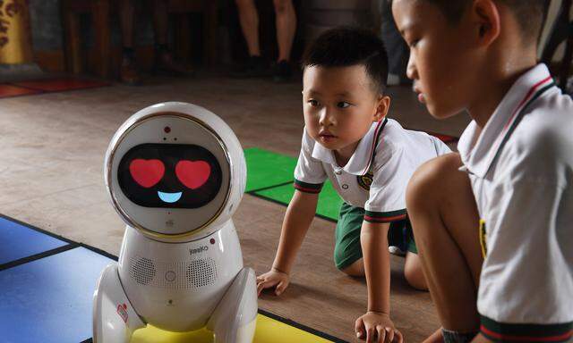 In China üben schon Kleinkinder den Umgang mit Robotern. 