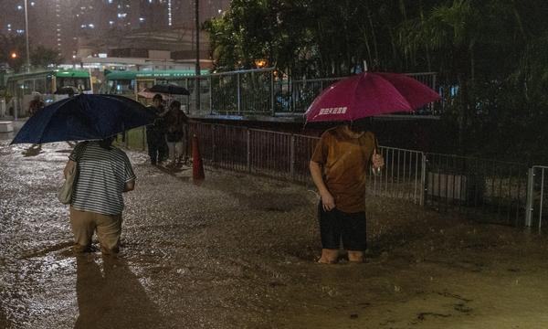 Die Hongkonger Lokalregierung gab die schwarze Warnstufe aus, die höchste von drei Warnstufen.