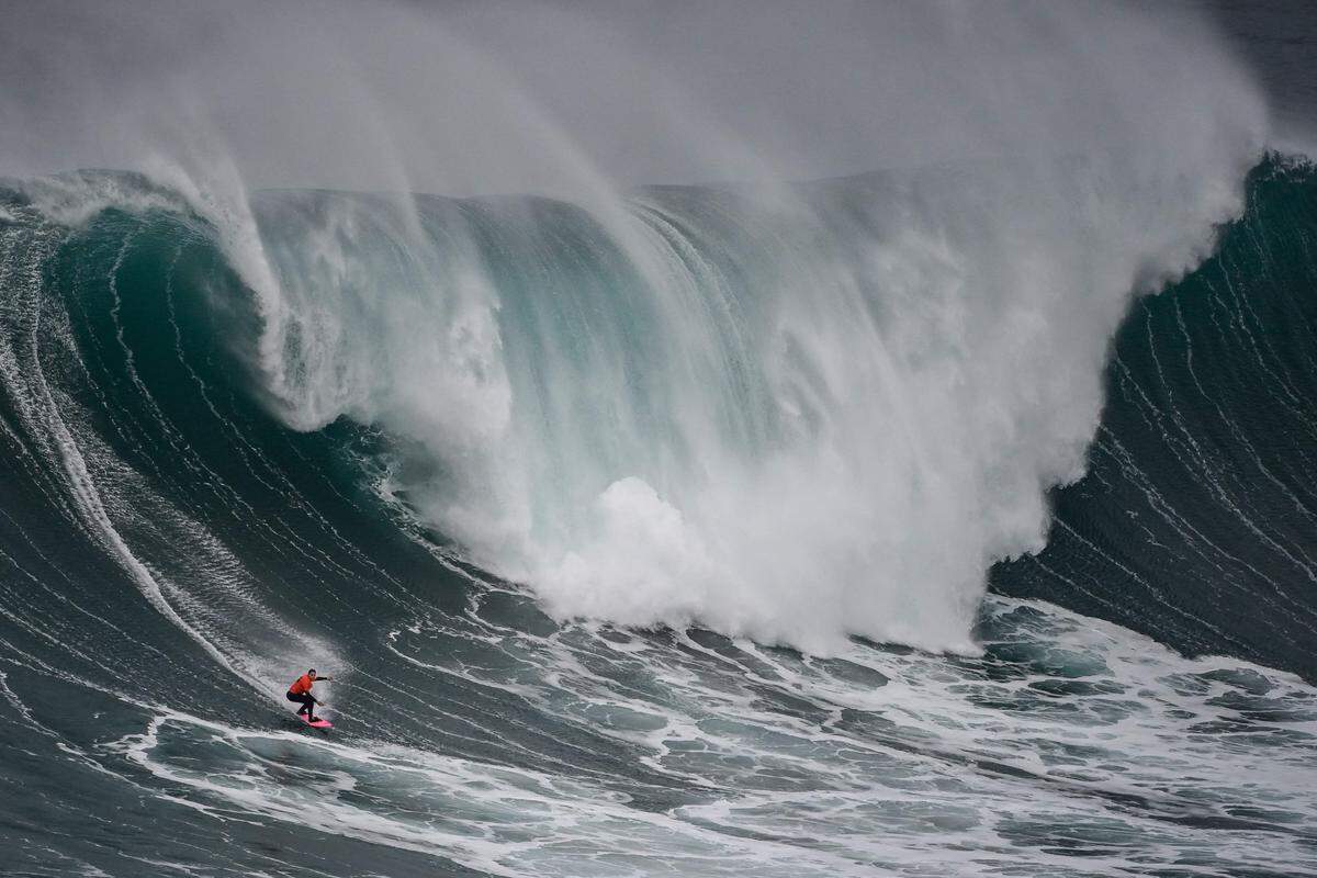 22. Jänner. Die brasilianische Surferin Maya Gabeira reitet eine Welle während der World Surf League Nazaré Big Wave Challenge in Praia do Norte in Nazare, Portugal.