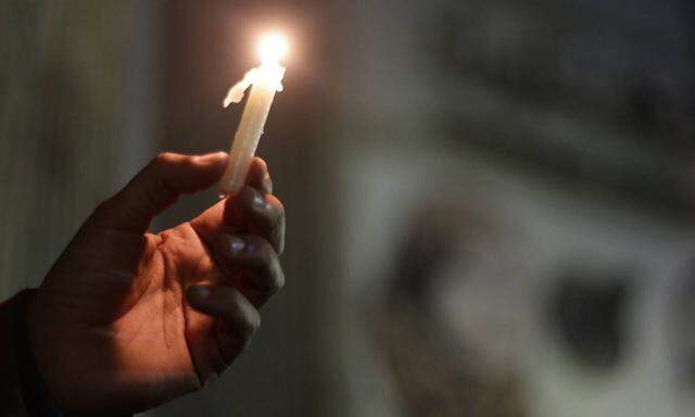 Gedenken an die Opfer des Anschlags nahe einer koptischen Kirche 
