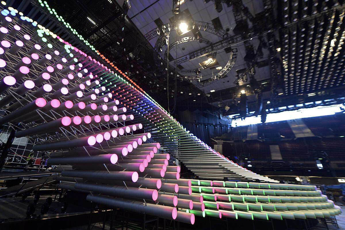 LED-bestückte Stelen formen auf der Song-Contest-Bühne ein Auge.