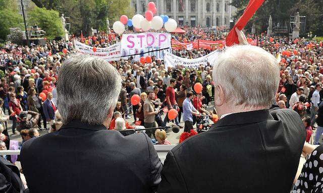 Kanzler Faymann und Bürgermeister Häupl beim Maiaufmarsch 2014 