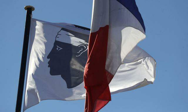 Die Regionalflagge Korsikas und die französische Fahne in der Stadt Ajaccio.