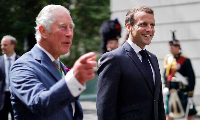 Archivild vom Juni 2020 als der damalige Prinz Charles auf Emmanuel Macron in London traf.