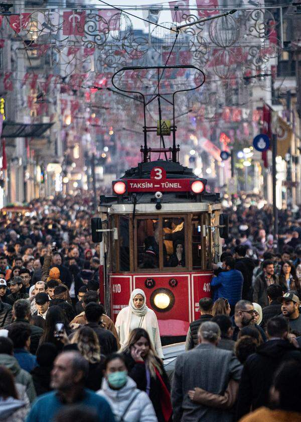 Im Istanbuler Stadtteil Beyoğlu fährt noch die alte Straßenbahn. 