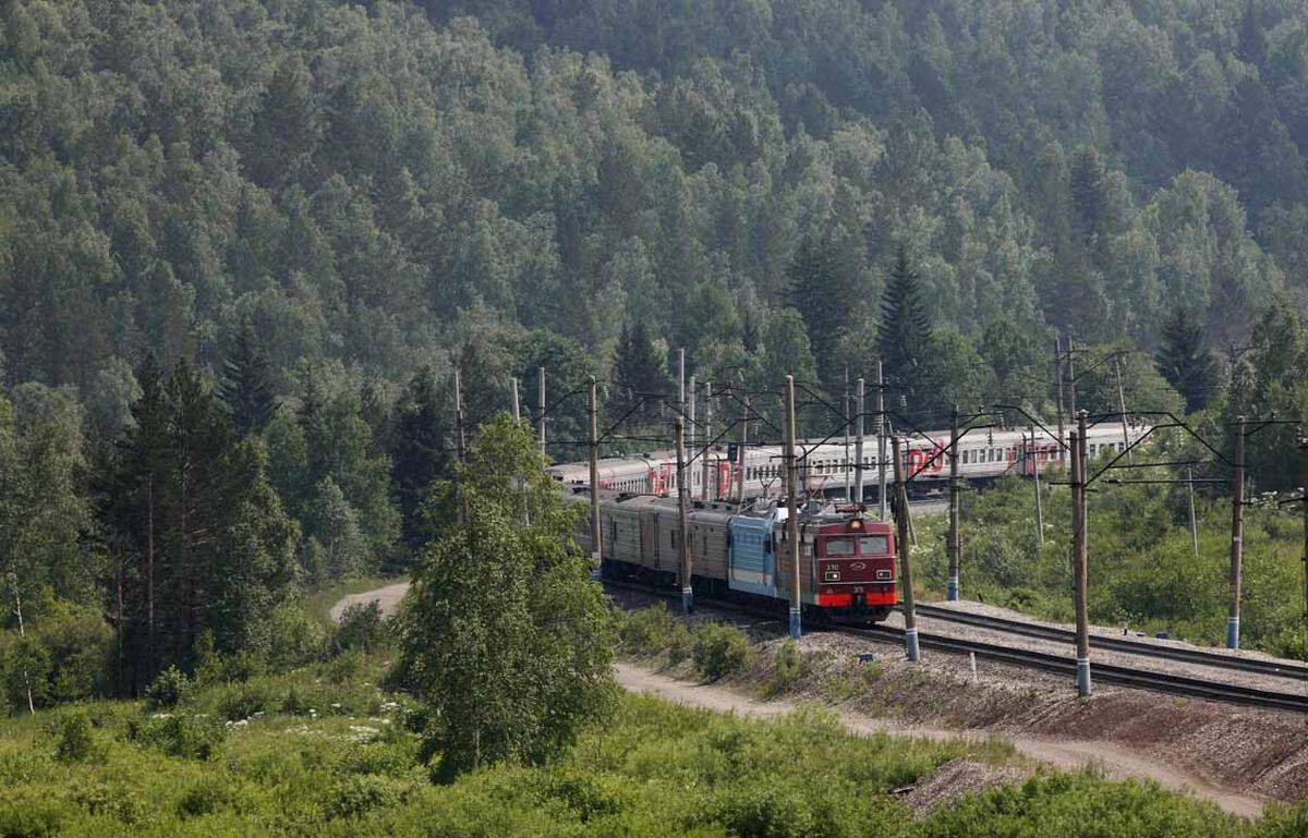 Mit 9288 Kilometern gilt die "Transsib" als längste Bahnstrecke der Welt, die durch mehr als 400 Bahnhöfe und 89 Städte zwischen Moskau und Wladiwostok fährt.