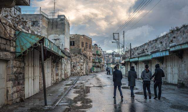 Jugendliche in den Straßen der Stadt Hebron, die Juden und Palästinensern gleichermaßen heilig ist – und für die es eine Sonderregelung gibt.