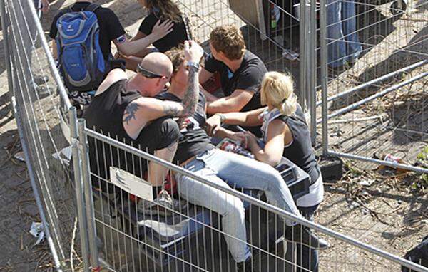 Viele Besucher seien bei dem Andrang umgekippt. Vor dem eingezäunten Gelände des Güterbahnhofs hatte sich der Besucherstrom gestaut, einige wollten auch schon wieder nach Hause. Der Tunnel war dabei ein Nadelöhr. Dabei entstand Gedränge.